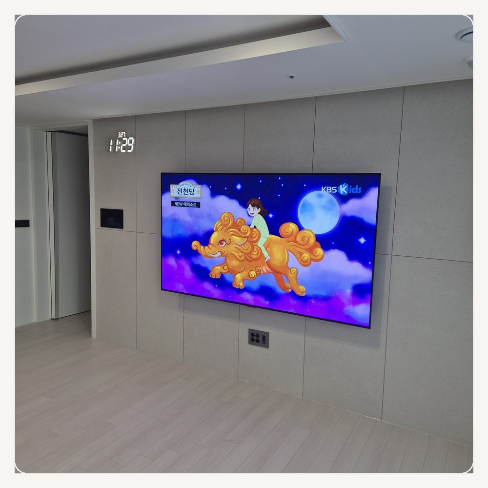 궐동은 TV 뒤 공간을 너무 빡빡하게 만들지 않습니다